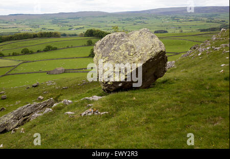 Norber erratics glacial deposition, Austwick, Yorkshire Dales national ...