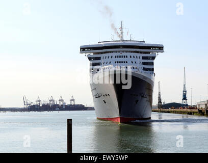 The Queen Mary 2 leaving Southampton Port on Route to pick ...