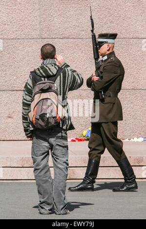 Guard of Honour, Latvian soldiers at the base of the 42 metre high Freedom Monument on Brivibas Bulvaris (Freedom Boulevard) nea Stock Photo