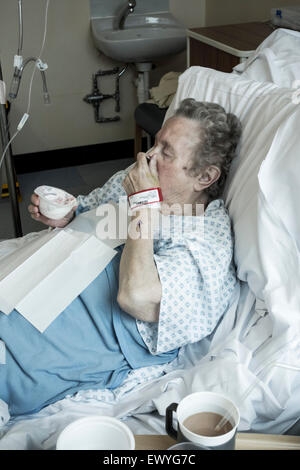 Elderly lady in her nineties in bed on NHS hospital ward. England. UK Stock Photo