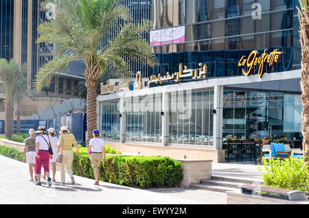 Tourists walking on the Dubai Marina promenade Stock Photo