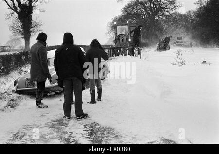 A car stuck in the snow, Berkshire. January 1982. Stock Photo