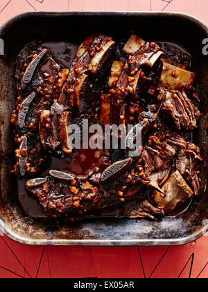 Roasting tin of short ribs braised in black sauce Stock Photo