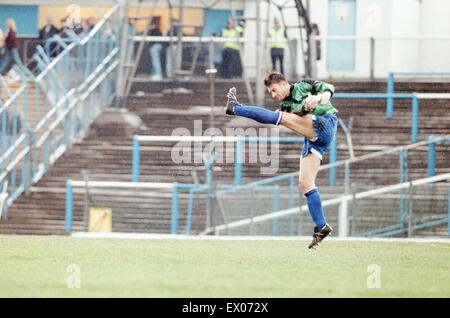 Cardiff 3-1 Lincoln, League Division 3 match at Cardiff City Stadium, Monday 12th April 1993. Gavin Ward, Cardiff Goalkeeper in action. Stock Photo