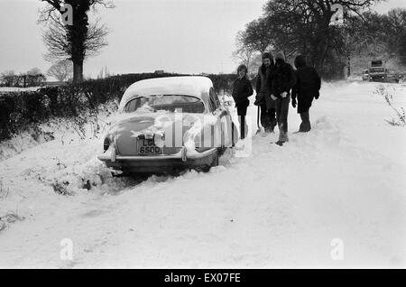 A car stuck in the snow, Berkshire. January 1982. Stock Photo