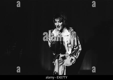 Rod Stewart performing on stage at the Odeon in Birmingham 30th November 1976 Stock Photo