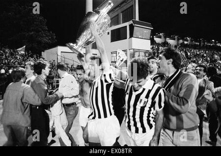 Juventus 1-0 Liverpool, 1985 European Cup Final, Heysel Stadium, Brussels, Belgium, Wednesday 29th May 1985. Match Action. Juventus players, celebrate with trophy after match. Stock Photo