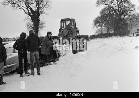 A car stuck in the snow, Berkshire. January 1982. Stock Photo