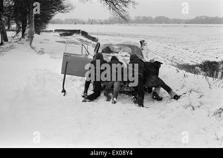 A car stuck in the snow, Berkshire. January 1982. Stock Photo