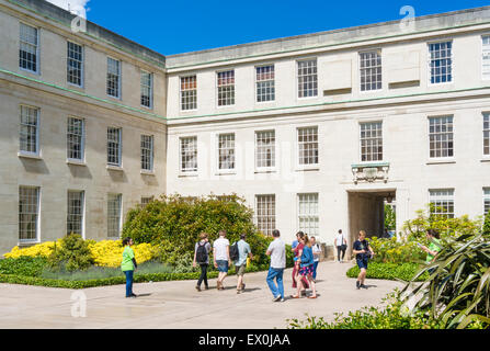 University students in Trent Building quadrangle Nottingham University Nottingham Nottinghamshire England UK GB EU Europe Stock Photo