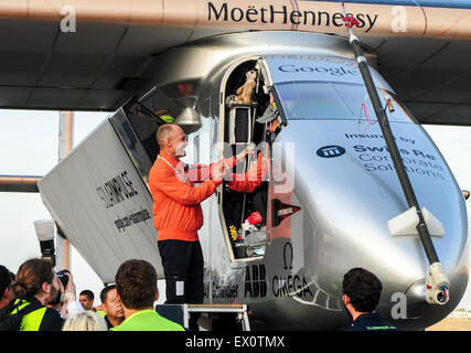 Honolulu, USA. 3rd July, 2015. Solar Impulse 2 pilot Bertrand Piccard(L) greets pilot Andre Borschberg after Borschberg landed at Kalaeloa Airport, Hawaii, the United States, July 3, 2015. Solar Impulse 2 (SI2), the first solar-powered aircraft in an attempt to fly around the world, safely landed at Kalaeloa Airport in Honolulu, Hawaii, at 5:51 a.m. local time (1551 GMT), Friday after 118-hour non-stop flight over Pacific. Credit:  Zhang Chaoqun/Xinhua/Alamy Live News Stock Photo