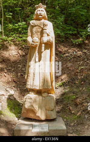 Wladyslaw II Jagiello wooden statue near Checiny Castle, Poland Stock Photo