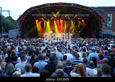 Manchester, UK. 3rd July, 2015. Paul Heaton and Jacqui Abbott perform live at the Summer In The City event at Castlefield Bowl. © Alamy Live News/ © Simon Newbury/Alamy Live News Credit:  Simon Newbury/Alamy Live News Stock Photo