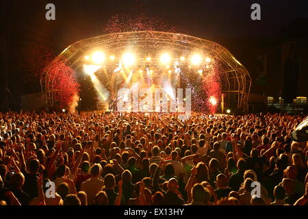 Manchester, UK. 3rd July, 2015. Paul Heaton and Jacqui Abbott perform live at the Summer In The City event at Castlefield Bowl. © Alamy Live News/ © Simon Newbury/Alamy Live News Credit:  Simon Newbury/Alamy Live News Stock Photo