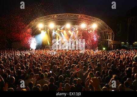 Manchester, UK. 3rd July, 2015. Paul Heaton and Jacqui Abbott perform live at the Summer In The City event at Castlefield Bowl. © Alamy Live News/ © Simon Newbury/Alamy Live News Credit:  Simon Newbury/Alamy Live News Stock Photo