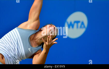 Sara Errani (Italy) serving at the Aegon International, Eastbourne, 24 June 2015 Stock Photo