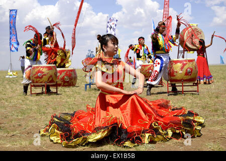 Bayan Nur, China's Inner Mongolia Autonomous Region. 4th July, 2015. Actors perform a traditional dance during a Nadam fair in Urat Middle Banner, north China's Inner Mongolia Autonomous Region, July 4, 2015. Nadam is a mass traditional Mongolian festival where people celebrate harvests and pray for good luck. Credit:  Zhi Maosheng/Xinhua/Alamy Live News Stock Photo