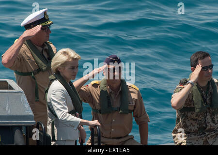 Sicily, Italy. 4th July, 2015. German Defence Minister Ursula von der Leyen (CDU) takes a speedboat on her way to visit the 'Seenotrettung MED' (lit. sea rescue MED) Bundeswehr mission on the frigate 'Schleswig-Holstein', off the coast of Sicily, Italy, 4 July 2015. Photo: SOEREN STACHE/DPA/Alamy Live News Stock Photo