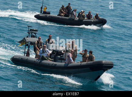 Sicily, Italy. 4th July, 2015. German Defence Minister Ursula von der Leyen (CDU) takes a speedboat on her way to visit the 'Seenotrettung MED' (lit. sea rescue MED) Bundeswehr mission on the frigate 'Schleswig-Holstein', off the coast of Sicily, Italy, 4 July 2015. Photo: SOEREN STACHE/DPA/Alamy Live News Stock Photo
