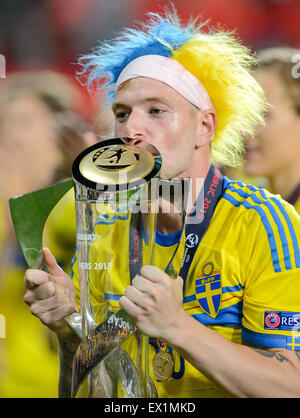 Prague, Czech Republic. 30th June, 2015. Sweden's John Guidetti celebrates with the trophy after his team won the UEFA Under-21 European Championships 2015 final soccer match between Sweden and Portugal in Prague, Czech Republic, 30 June 2015. Photo: Thomas Eisenhuth/dpa - NO WIRE SERVICE -/dpa/Alamy Live News Stock Photo