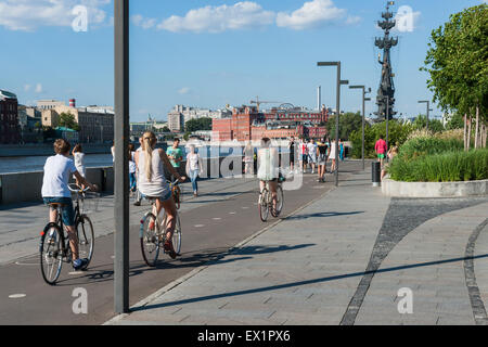 Moscow, Russia. 4th July, 2015. Hot weekend in Moscow, Russia. The temperature is about +30 degrees Centigrade (86F). This is really hot for Moscow. People prefer to spend the weekend in the country or by the water in city parks. Bikers on the promenade embankment of Museon park of arts. Credit:  Alex's Pictures/Alamy Live News Stock Photo