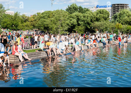 Moscow, Russia. 4th July, 2015. Hot weekend in Moscow, Russia. The temperature is about +30 degrees Centigrade (86F). This is really hot for Moscow. People prefer to spend the weekend in the country or by the water in city parks. People by the main fountain of Moscow Gorky Park. Credit:  Alex's Pictures/Alamy Live News Stock Photo