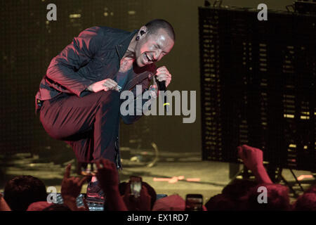 Milwaukee, Wisconsin, USA. 30th June, 2015. Singer CHESTER BENNINGTON of Linkin Park performs live on stage at the Summerfest Music Festival in Milwaukee, Wisconsin © Daniel DeSlover/ZUMA Wire/Alamy Live News Stock Photo