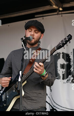 London,UK, 4th July 2015 : Singer Nick Edward Harris preforms live at the Unsigned London Festival in Shoreditch Park, London. Credit:  See Li/Alamy Live News Stock Photo