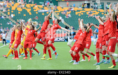 Edmonton, Canada. 4th July, 2015. Players of England celebrate after the third place match of the FIFA 2015 Women's World Cup against Germany at Commonwealth Stadium, in Edmonton, Canada, on July 4, 2015. England defeated Germany 1-0 in extra time and won the third place of the FIFA 2015 Women's World Cup. Credit:  Wang Yuguo/Xinhua/Alamy Live News Stock Photo