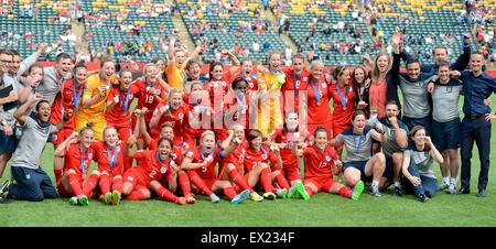 Edmonton, Canada. 4th July, 2015. Players of England pose for photo after the third place match of the FIFA 2015 Women's World Cup against Germany at Commonwealth Stadium, in Edmonton, Canada, on July 4, 2015. England defeated Germany 1-0 in extra time and won the third place of the FIFA 2015 Women's World Cup. Credit:  Wang Yuguo/Xinhua/Alamy Live News Stock Photo