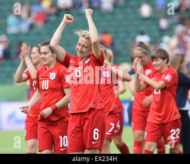 Edmonton, Canada. 4th July, 2015. Players of England celebrate after the third place match of the FIFA 2015 Women's World Cup against Germany at Commonwealth Stadium, in Edmonton, Canada, on July 4, 2015. England defeated Germany 1-0 in extra time and won the third place of the FIFA 2015 Women's World Cup. Credit:  Wang Yuguo/Xinhua/Alamy Live News Stock Photo