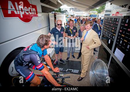 Utrecht, The Netherlands. 04th July, 2015. Dutch King Willem-Alexander (R) talks to a cyclist of the Giant Alpecin team prior to the first stage of the 102nd edition of the Tour de France cycling race in Utrecht, The Netherlands, 04 July 2015. Photo: Patrick van Katwijk/ POINT DE VUE OUT - NO WIRE SERVICE -/dpa/Alamy Live News Stock Photo