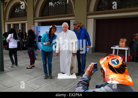 La Paz, Bolivia, 5th July 2015. Tourists have their photo taken with a life size cardboard cutout of Pope Francis at an event to celebrate his forthcoming visit to Bolivia. Pope Francis will visit La Paz on 8th July during his 3 day trip to Bolivia. Stock Photo