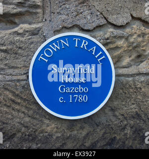 A Blue Plaque for Sunnyfield House Gazebo built 1780 for the Agent for Chalenor Estate marking the Town Trail in Guisborough Stock Photo