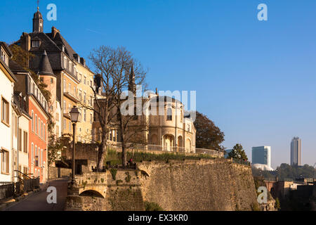 LUX, Luxembourg, city of Luxembourg, Promenade Chemin de la Corniche, Bock casemates, hig-rise buildings at the district Kirchbe Stock Photo