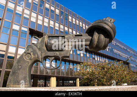 LUX, Luxembourg, city of Luxembourg, Kirchberg district, sculpture Non Violence of the swedish artist Carl Frederik Reuterswaerd Stock Photo