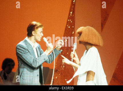 DAVID BOWIE duetting with Cher on a 'Young Americans' medley for her US TV show in 1975 Stock Photo