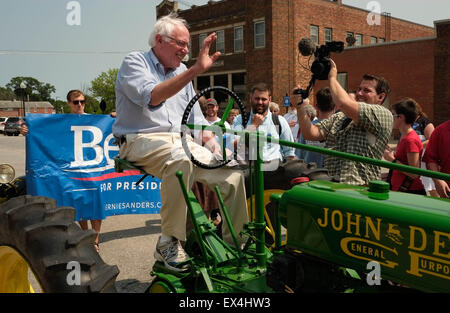 Denison, Iowa, USA. 3rd July, 2015. Democratic presidential candidate U.S. Sen. BERNIE SANDERS (D-VT) waves from a 1935 B John Deere tractor owned by Brian P. O'Neills of Denison, Iowa, as he campaigns during the Denison, Iowa, Fourth of July parade. © Jerry Mennenga/ZUMA Wire/Alamy Live News Stock Photo