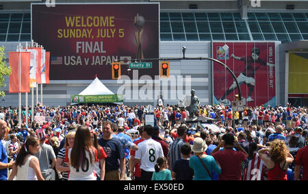 Vancouver, Canada. 05th July, 2015. Fans are on their way to the stadium prior to the FIFA Women's World Cup 2015 final soccer match between USA and Japan at the BC Place Stadium in Vancouver, Canada, 05 July 2015. Photo: Carmen Jaspersen/dpa/Alamy Live News Stock Photo