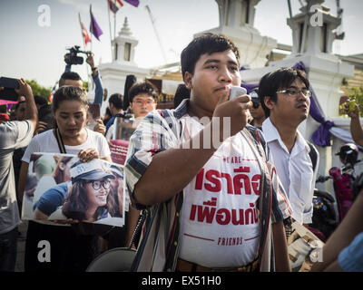 Bangkok, Thailand. 07th July, 2015. Student activist SIRIWIT SERITHIWAT leads a group of democracy advocates to the Ministry of Defense before a rally at the MoD. About 100 people gathered in front of the Ministry of Defense in Bangkok Tuesday to support 14 university students arrested two weeks ago for violating orders against political assembly. They're facing criminal trial in military courts. Credit:  ZUMA Press, Inc./Alamy Live News Stock Photo