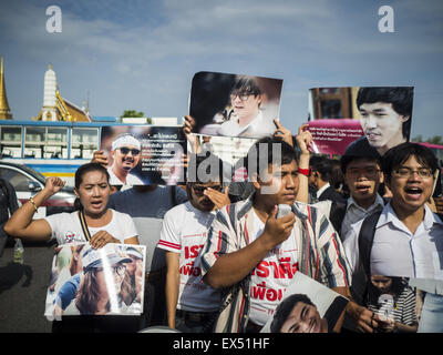 Bangkok, Thailand. 07th July, 2015. Student activists a rally at the Ministry of Defense. About 100 people gathered in front of the Ministry of Defense in Bangkok Tuesday to support 14 university students arrested two weeks ago for violating orders against political assembly. They're facing criminal trial in military courts. The courts ordered their release Tuesday because they can only be held for two weeks without trial, the two weeks expired Tuesday and the military court chose not to renew their pretrial detention. The court order was not an acquittal. Credit:  ZUMA Press, Inc./Alamy Live  Stock Photo