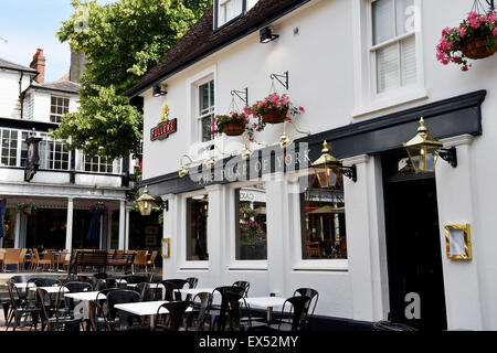 Duke of York pub in The chic Pantiles district of Royal Tunbridge Wells Kent England UK with its smart cafes shops and bars Stock Photo