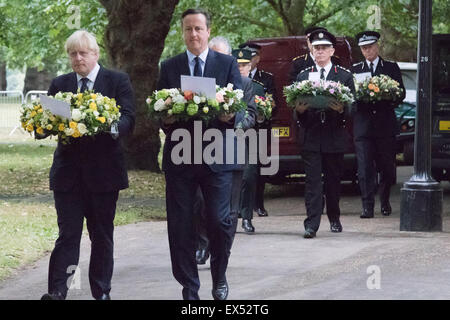 Hyde Park, London, July7th 2015. The Mayor of London Boris Johnson and other senior political figures, the Commissioners for transport and policing in the capital, as well as senior representatives of the emergency services lay wreaths at the 7/7 memorial in Hyde Park. PICTURED: Mayor of London Boris Johnson and Prime Minister David Cameron lead the sombre procession of senior politicians and representatives of the emergency services towards the 7/7 Memorial monument. Credit:  Paul Davey/Alamy Live News Stock Photo