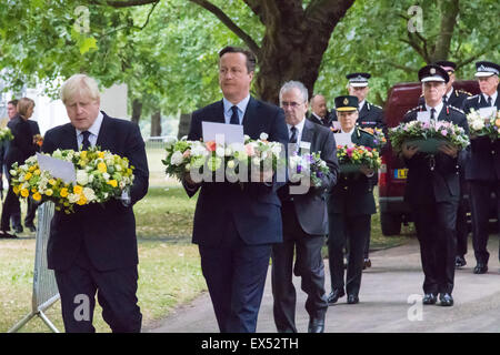 Hyde Park, London, July7th 2015. The Mayor of London Boris Johnson and other senior political figures, the Commissioners for transport and policing in the capital, as well as senior representatives of the emergency services lay wreaths at the 7/7 memorial in Hyde Park. PICTURED: Mayor of London Boris Johnson and Prime Minister David Cameron lead the sombre procession of senior politicians and representatives of the emergency services towards the 7/7 Memorial monument. Credit:  Paul Davey/Alamy Live News Stock Photo