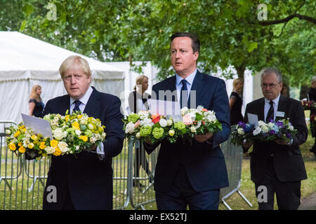 Hyde Park, London, July7th 2015. The Mayor of London Boris Johnson and other senior political figures, the Commissioners for transport and policing in the capital, as well as senior representatives of the emergency services lay wreaths at the 7/7 memorial in Hyde Park. PICTURED: Mayor of London Boris Johnson and Prime Minister David Cameron lead the sombre procession of senior politicians and representatives of the emergency services towards the 7/7 Memorial monument. Credit:  Paul Davey/Alamy Live News Stock Photo