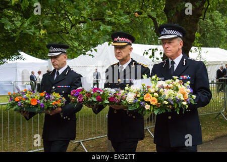 Hyde Park, London, July7th 2015. The Mayor of London Boris Johnson and other senior political figures, the Commissioners for transport and policing in the capital, as well as senior representatives of the emergency services lay wreaths at the 7/7 memorial in Hyde Park. PICTURED: Sir Bernard Hogan Howe, right is accompanied by British Transport Police Commissioner Paul Crowther OBE and Adrian Leppard QPM - commissioner for City of London. Credit:  Paul Davey/Alamy Live News Stock Photo