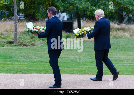 Hyde Park, London, July7th 2015. The Mayor of London Boris Johnson and other senior political figures, the Commissioners for transport and policing in the capital, as well as senior representatives of the emergency services lay wreaths at the 7/7 memorial in Hyde Park. PICTURED: Prime Minister David Cameron and Mayor of London Boris Johnson prepare to lay their wreaths. Credit:  Paul Davey/Alamy Live News Stock Photo