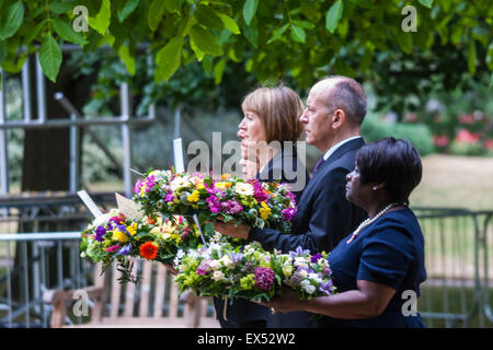 Hyde Park, London, July7th 2015. The Mayor of London Boris Johnson and other senior political figures, the Commissioners for transport and policing in the capital, as well as senior representatives of the emergency services lay wreaths at the 7/7 memorial in Hyde Park. PICTURED: (L-R)Harriet Harman, Chair of London Councils Jules Pipe and Chair of the London Assembly Jenette Arnold OBE Credit:  Paul Davey/Alamy Live News Stock Photo