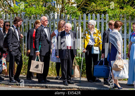 People Arrive At Lewes Station and Queue To Board Buses To Glyndebourne Opera House To Watch The Opera, Lewes, Sussex, UK Stock Photo