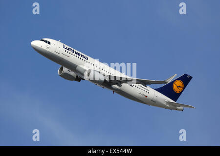 Munich, Germany - 27. February 2019 : Lufthansa Airbus A320-214 1 with the  aircraft registration D-AIZE in the approach to the northern runway 26R of  Stock Photo - Alamy